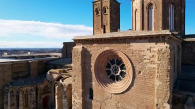 La Seu Vella 'daki Aziz Mary Katedrali' nin panoramik hava aracı görüntüsü, İspanya 'nın Lleida kentindeki tipik gotik mimari stili ve ikonik anıtın sembolüdür.