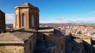 Tipik Gotik mimari La Seu Vella katedralinin panoramik hava aracı görüntüsü: kasalar, sütunlar, pencereler, yarı ortaçağ Roma Katolik katedrali Santa Maria kilisesi kemerleri. 4K video
