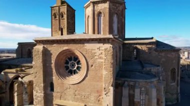 Tipik Gotik mimari La Seu Vella katedralinin panoramik hava aracı görüntüsü: kasalar, sütunlar, pencereler, yarı ortaçağ Roma Katolik katedrali Santa Maria kilisesi kemerleri. 4K video