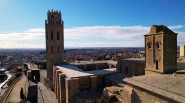 La Seu Vella 'daki Aziz Mary Katedrali' nin panoramik hava aracı görüntüsü, İspanya 'nın Lleida kentindeki tipik gotik mimari stili ve ikonik anıtın sembolüdür.
