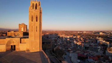 Tipik Gotik mimari La Seu Vella katedralinin panoramik hava aracı görüntüsü: kasalar, sütunlar, pencereler, yarı ortaçağ Roma Katolik katedrali Santa Maria kilisesi kemerleri. 4K video