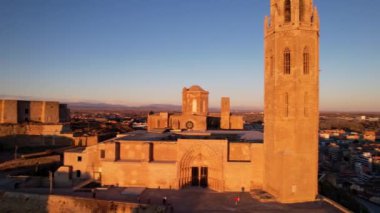 St. Mary Manastırı 'nın eski ortaçağ Katedrali ve La Seu Vella Kulesi' nin panoramik hava aracı görüntüsü, İspanya 'nın Lleida kentindeki ikonik anıtın sembolüdür. 4K video