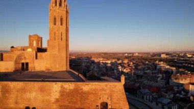 Tipik Gotik mimari La Seu Vella katedralinin panoramik hava aracı görüntüsü: kasalar, sütunlar, pencereler, yarı ortaçağ Roma Katolik katedrali Santa Maria kilisesi kemerleri. 4K video