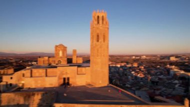 Tipik Gotik mimari La Seu Vella katedralinin panoramik hava aracı görüntüsü: kasalar, sütunlar, pencereler, yarı ortaçağ Roma Katolik katedrali Santa Maria kilisesi kemerleri. 4K video