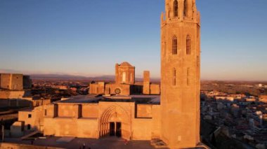 La Seu Vella 'daki Aziz Mary Katedrali' nin eski ortaçağ 13. yüzyıl Katedrali ile Katalan şehri Lleida 'nın insansız hava aracı görüntüsü, tipik gotik mimari tarzı, ikonik anıt İspanya' nın sembolüdür. 4K