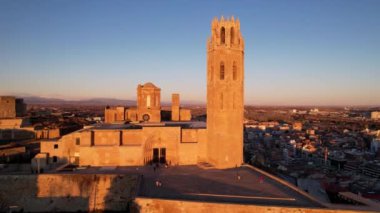 Tipik Gotik mimari La Seu Vella katedralinin panoramik hava aracı görüntüsü: kasalar, sütunlar, pencereler, yarı ortaçağ Roma Katolik katedrali Santa Maria kilisesi kemerleri. 4K video