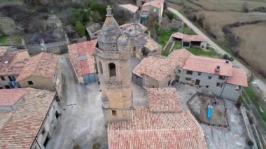 San Cristobal 'daki eski ortaçağ Romanesk kilisesinin panoramik insansız hava aracı görüntüsü ve manzaralı antik mimarinin mükemmel bir örneği olan Luzas' ın çevresi. Huesca, Aragon, İspanya. 4K video
