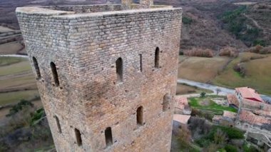 Eski ortaçağ 11. yüzyıl savunma kulesinin panoramik insansız hava aracı görüntüsü Reconquista 'nın yüksekliği ve çevre alanı. Lusas, La Ribagorza 'nın tarihi bölgesinde küçük bir kasabadır. Aragon, İspanya