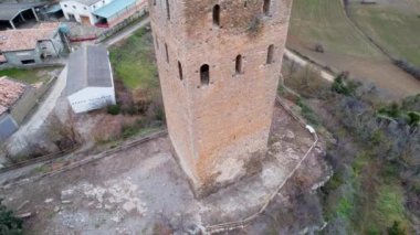 11. yüzyıl kulesinin panoramik drone görüntüsü Reconquista 'nın yüksekliğinde. Lusas 'ın savunma kulesi büyük tarihi öneme ve yüksek kalitede yapılara sahip güçlendirilmiş bir tesisin parçasıdır. İspanya