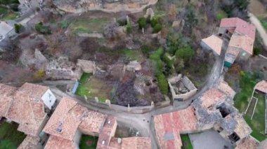 San Cristobal 'daki eski ortaçağ Roma kilisesinin panoramik insansız hava aracı görüntüsü ve çevre alan ve Luzas' ın evlerinin kiremit çatıları, antik mimarinin örnekleri. Huesca, Aragon, İspanya. 4K video