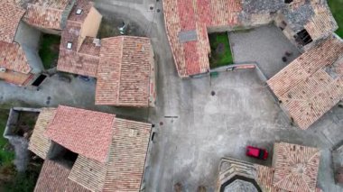 San Cristobal 'daki eski ortaçağ Roma kilisesinin panoramik insansız hava aracı görüntüsü ve çevre alan ve Luzas' ın evlerinin kiremit çatıları, antik mimarinin örnekleri. Huesca, Aragon, İspanya. 4K video