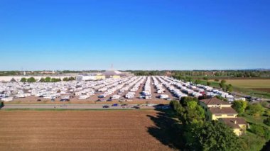 Otomotiv ve kamp arabaları, her yıl yapılan Salone del Camper (Salone del Camper) sergisi otomotiv manzaralı. Özgür hissetmek için en iyi yol. Parma, İtalya - 17 Eylül 2022. 4K