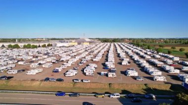 Yıllık karavan sergisi (Salone del Camper) ile birçok otomobil parkı manzaralı. Özgür hissetmek için en iyi yol. Parma, İtalya - 17 Eylül 2022. 4K video