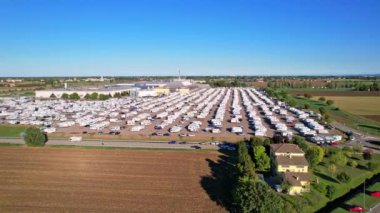 Otomotiv ve kamp arabaları, her yıl yapılan Salone del Camper (Salone del Camper) sergisi otomotiv manzaralı. Özgür hissetmek için en iyi yol. Parma, İtalya - 17 Eylül 2022. 4K