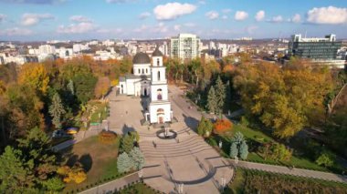 Çan kulesi ile Central Park 'ın panoramik hava aracı görüntüsü ve Moldova' nın Chisinau kentindeki Çan kulesi ile İsa 'nın Doğumu Katedrali. Chisinau şehir merkezindeki Katedral Parkı, sonbahar sezonunda. 4K video