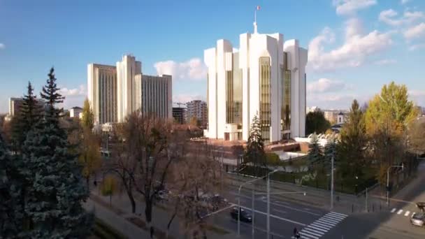 Панорамный Вид Воздушного Беспилотника Официальной Резиденции Президента Флагом Республики Молдова — стоковое видео