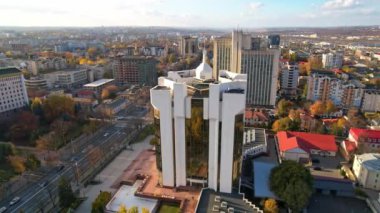 Moldova Cumhuriyeti bayrağı taşıyan cumhurbaşkanının resmi ikametgahının panoramik hava aracı görüntüsü. Chisinau 'daki Başkanlık Sarayı' nın arka planında birden fazla ofis ve konut binaları var. 4K video