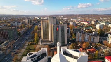 Moldova Cumhuriyeti 'nin tepesinde bayrak taşıyan cumhurbaşkanının resmi ikametgahının panoramik hava aracı görüntüsü. Başkanlık Sarayı ve Meclis Binası 'nın arka planında Chisinau.3K video görüntüleri var.
