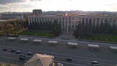 Moldova 'nın Chisinau, Moldova' daki Stefan cel Mare Bulvarı 'nda bulunan Moldova Cumhuriyeti Hükümet Binası ile birlikte Zafer Kemeri' nin panoramik hava aracı görüntüsü. 4K video