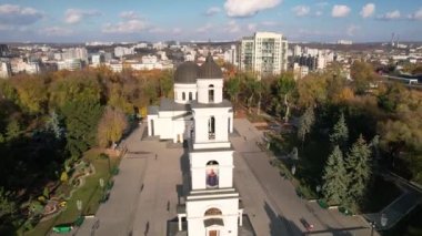 Çan kulesi ile Central Park 'ın panoramik hava aracı görüntüsü ve Moldova' nın Chisinau kentindeki Çan kulesi ile İsa 'nın Doğumu Katedrali. Chisinau şehir merkezindeki Katedral Parkı, sonbahar sezonunda. 4K video