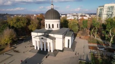 Çan kulesi ile Central Park 'ın panoramik hava aracı görüntüsü ve Moldova' nın Chisinau kentindeki Çan kulesi ile İsa 'nın Doğumu Katedrali. Chisinau şehir merkezindeki Katedral Parkı, sonbahar sezonunda. 4K video