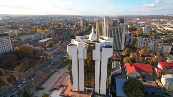 秋のシーズンにはモルドバ共和国の上に旗を掲げた大統領の建物のパノラマ空中ドローンビュー 複数のオフィス 住宅ビル バックグラウンドに乗っている車 シナウ モルドバ 4Kについて — ストック動画