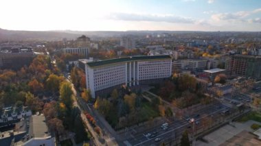 Moldova Cumhuriyeti 'nin tepesinde bayrak bulunan cumhurbaşkanının panoramik hava aracı görüntüsü. Chisinau4K video klibinde arka planda binalar bulunan Başkanlık Sarayı ve Meclis Binası.