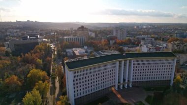 Moldova Cumhuriyeti 'nin tepesinde bayrak bulunan cumhurbaşkanının panoramik hava aracı görüntüsü. Chisinau4K video klibinde arka planda binalar bulunan Başkanlık Sarayı ve Meclis Binası.