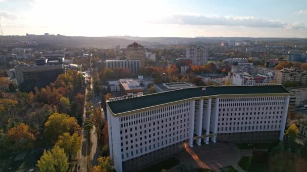 モルドバ共和国の旗の上に大統領の公邸のパノラマ空中ドローンビュー シナウ 4Kビデオの背景にある建物と大統領宮殿と議会の建物 — ストック動画