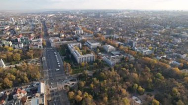 Moldova 'nın başkenti Chisinau' da arka planda Moldova Cumhuriyeti bayrağı bulunan Büyük Ulusal Meclis Meydanı 'nın panoramik hava aracı görüntüsü. 4K video