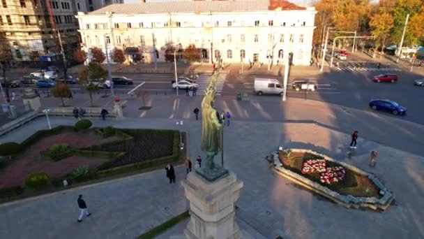 在一个阳光明媚的秋日 摩尔多瓦中央公园的空中全景无人驾驶飞机与雕像斯特凡塞尔马尔在基希讷乌市中心 斯特凡大帝在1457年至1504年间是摩尔达维亚亲王 4K视频 — 图库视频影像