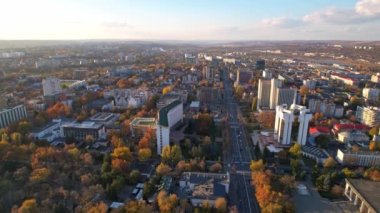 Moldova Cumhuriyeti bayrağı taşıyan cumhurbaşkanının resmi ikametgahının panoramik hava aracı görüntüsü. Chisinau 'daki Başkanlık Sarayı' nın arka planında birden fazla ofis ve konut binaları var. 4K video