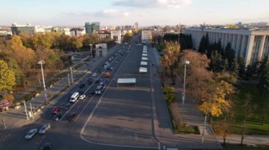 Moldova Cumhuriyeti 'nin tepesinde bayrak bulunan cumhurbaşkanının panoramik hava aracı görüntüsü. Chisinau4K video klibinde arka planda binalar bulunan Başkanlık Sarayı ve Meclis Binası.