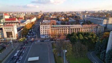 Moldova 'daki Chisinau' nun hava panoramik görüntüsü. Yolları, binaları, arabaları, evlerin çatıları ve güpegündüz sonbahar ağaçlarıyla. Chisinau, Moldova Cumhuriyeti 'nin başkenti. 4K video