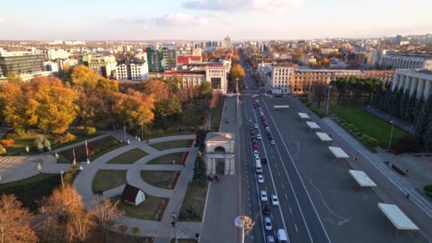 モルドバのシナウ市中心部の背景にあるモルドバ共和国の旗を持つ政府の建物を持つトライアンファルアーのパノラマ空中ドローンビュー 4Kビデオ — ストック動画