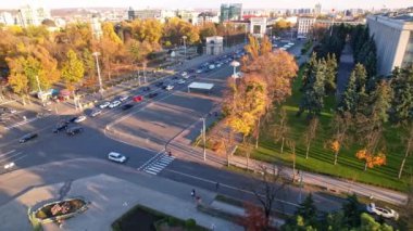 Chisinau 'nun merkezinde Stefan cel Mare heykeli olan Central Park' ın hava panoramik drone görüntüsü, güneşli bir sonbahar günü, Moldova. Stephen büyük bir anıt, Monumentul lui Stefan cel Mare 'dir. 4K video