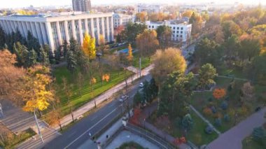 Chisinau 'nun merkezinde Stefan cel Mare heykeli olan Central Park' ın hava panoramik drone görüntüsü, güneşli bir sonbahar günü, Moldova. Stephen büyük bir anıt, Monumentul lui Stefan cel Mare 'dir. 4K video