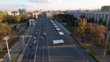 Moldova Cumhuriyeti 'nin tepesinde bayrak bulunan cumhurbaşkanının panoramik hava aracı görüntüsü. Chisinau4K video klibinde arka planda binalar bulunan Başkanlık Sarayı ve Meclis Binası.