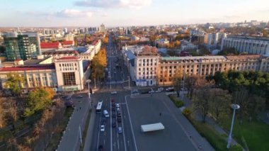Moldova 'daki Chisinau' nun hava panoramik görüntüsü. Yolları, binaları, arabaları, evlerin çatıları ve güpegündüz sonbahar ağaçlarıyla. Chisinau, Moldova Cumhuriyeti 'nin başkenti. 4K video