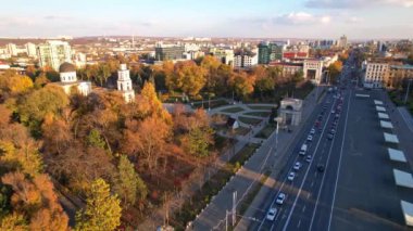 Moldova 'nın başkenti Chisinau' da arka planda Moldova Cumhuriyeti bayrağı bulunan Büyük Ulusal Meclis Meydanı 'nın panoramik hava aracı görüntüsü. 4K video