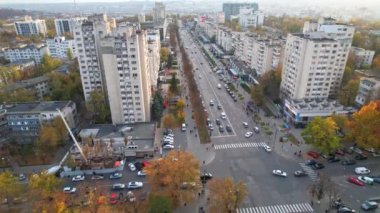 Moldova Chisinau 'nun Rascani ilçesinde panoramik hava aracı görüntüsü. Sonbahar mevsiminde şehir manzarası. Chisinau şehir merkezinde, Moldova 'nın başkenti. Birden fazla ofis, konut binaları, araba sürme. 4K video