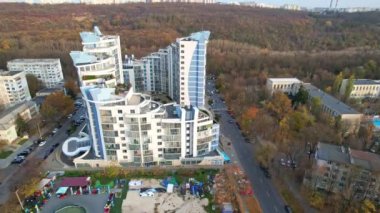 Panoramik hava aracı, Afganistan Parkı yakınlarındaki Residential complex Coliseum Palace 'a bakıyor. Şehirde nadir bir ayrıcalık, özel bir avlu, gösterişten uzak. Chisinau, Moldova. 4K video