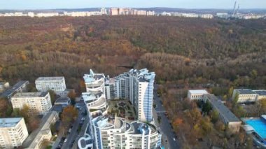 Afganistan Parkı yakınlarındaki Residential complex Coliseum Palace 'ın panoramik hava manzarası. Saray, sembolik isimleri Imperium, Republicum olan iki bloktan oluşan bir kompleks. Chisinau, Moldova. 4K