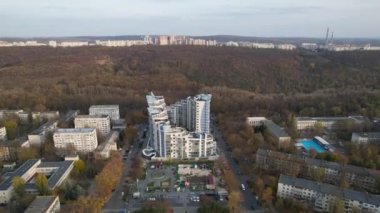 Panoramik hava aracı, Afganistan Parkı yakınlarındaki Residential complex Coliseum Palace 'a bakıyor. Şehirde nadir bir ayrıcalık, açık havada yavaş yürüyüşler için ideal. Chisinau, Moldova. 4K video