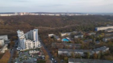 Afganistan Parkı yakınlarındaki Residential complex Coliseum Palace 'ın panoramik hava manzarası. Saray, sembolik isimleri Imperium, Republicum olan iki bloktan oluşan bir kompleks. Chisinau, Moldova. 4K