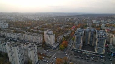 Moldova Chisinau 'nun Rascani ilçesinde panoramik hava aracı görüntüsü. Sonbahar mevsiminde şehir manzarası. Chisinau şehir merkezinde, Moldova 'nın başkenti. Birden fazla ofis, konut binaları, araba sürme. 4K video