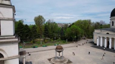 Çan kulesi ile Central Park 'ın panoramik hava aracı görüntüsü ve Moldova' nın Chisinau kentindeki Çan kulesi ile İsa 'nın Doğumu Katedrali. Chisinau şehir merkezindeki Katedral Parkı, sonbahar sezonunda. 4K video
