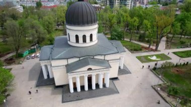 Çan kulesi ile Central Park 'ın panoramik hava aracı görüntüsü ve Moldova' nın Chisinau kentindeki Çan kulesi ile İsa 'nın Doğumu Katedrali. Chisinau şehir merkezindeki Katedral Parkı, sonbahar sezonunda. 4K video