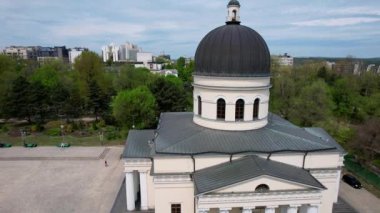 Çan kulesi ile Central Park 'ın panoramik hava aracı görüntüsü ve Moldova' nın Chisinau kentindeki Çan kulesi ile İsa 'nın Doğumu Katedrali. Chisinau şehir merkezindeki Katedral Parkı, sonbahar sezonunda. 4K video