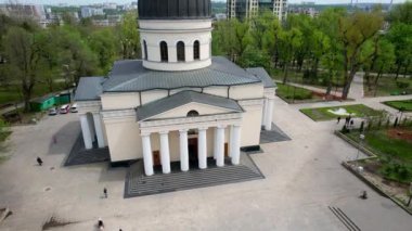 Çan kulesi ile Central Park 'ın panoramik hava aracı görüntüsü ve Moldova' nın Chisinau kentindeki Çan kulesi ile İsa 'nın Doğumu Katedrali. Chisinau şehir merkezindeki Katedral Parkı, sonbahar sezonunda. 4K video